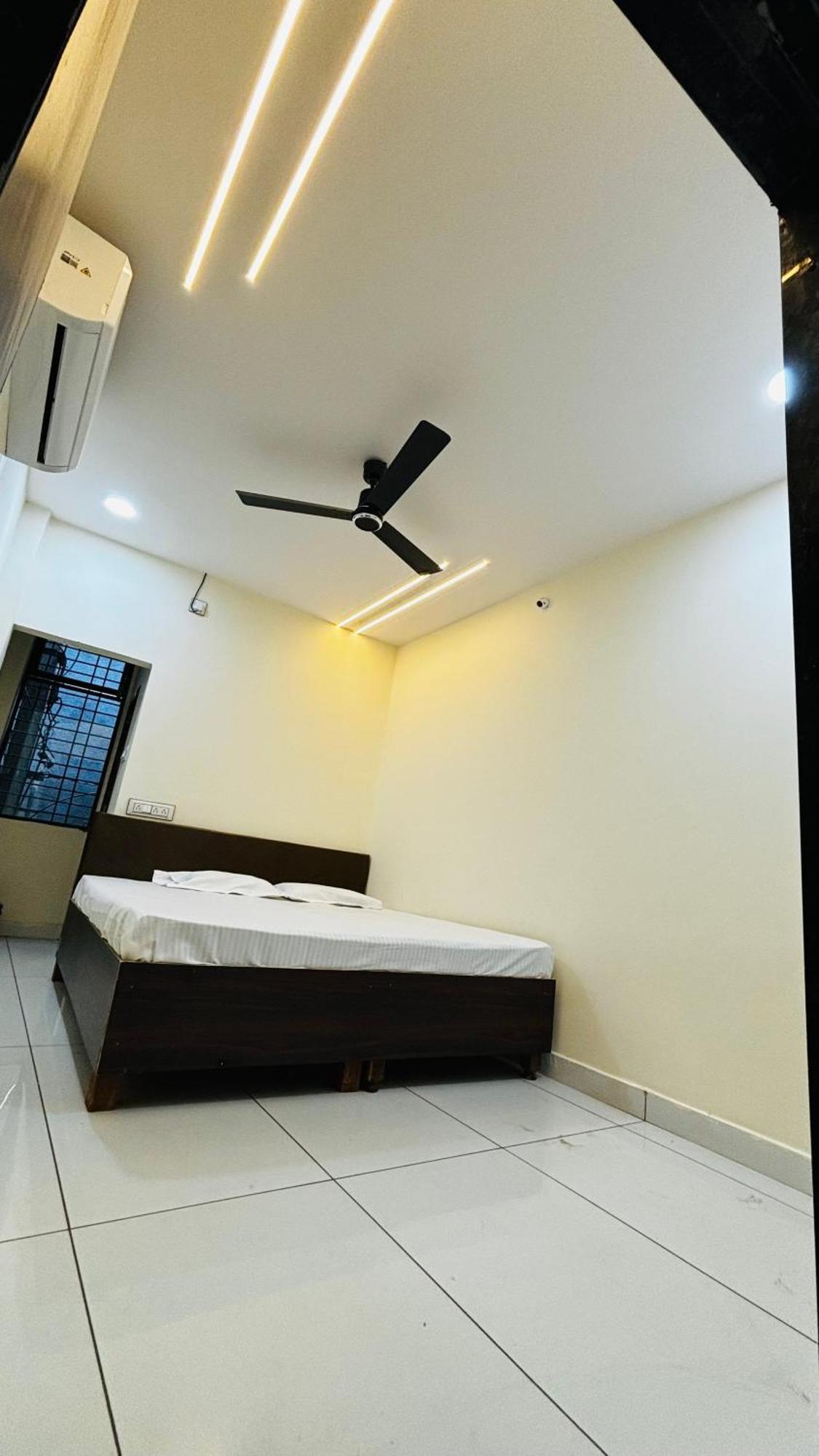 Hotel Shreenidhi Comfort Stay Ujjain Extérieur photo
